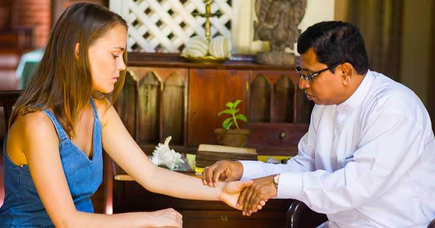 Treatment by a qualified Ayurveda practitioner at the Sigriya Village Hotel Spa