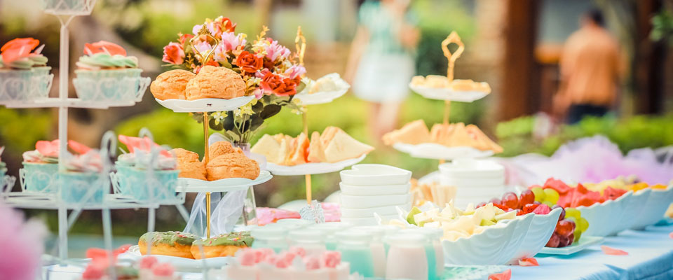 Stylish Al fresco dining in The Palms garden